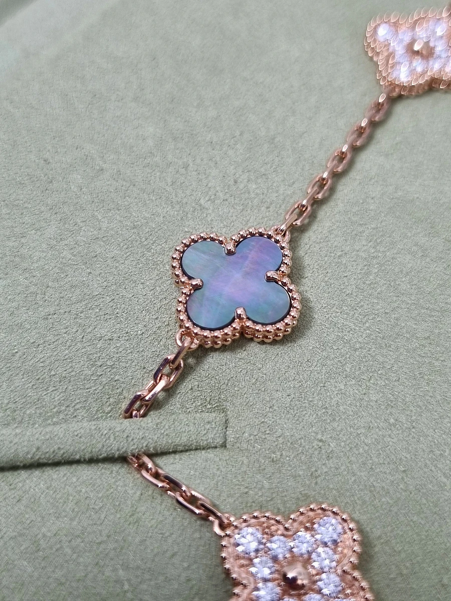 Купить украшение Van Cleef &amp; Arpels Vintage Alhambra long necklace, 20 motifs VCARP2R000: в наличии в Москве!