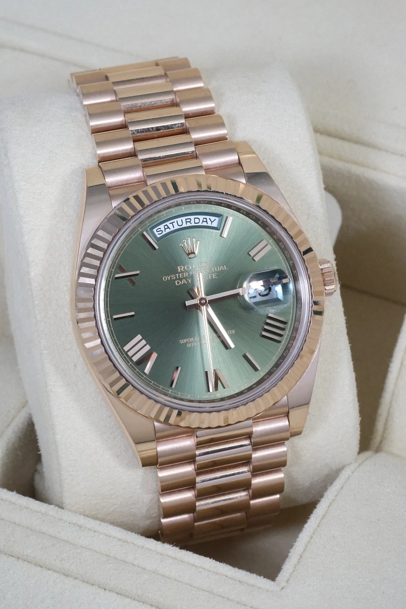 Купить элитные часы Rolex Day-Date Rose Gold Olive Dial 228235: в наличии в Москве!
