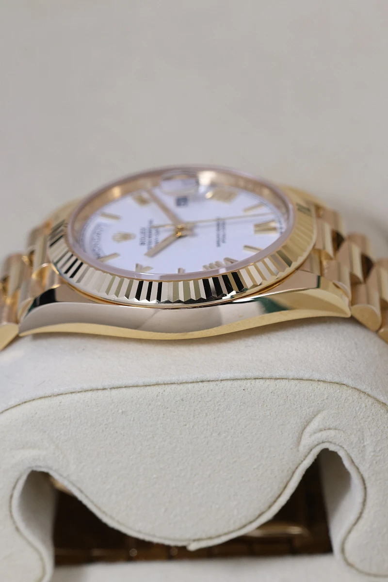 Купить элитные часы Rolex Day-Date 40 Yellow Gold White Dial 228238: в наличии в Москве!