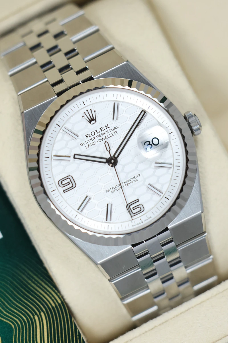 Купить элитные часы Rolex Land Dweller 40 Steel 127334: в наличии в Москве!