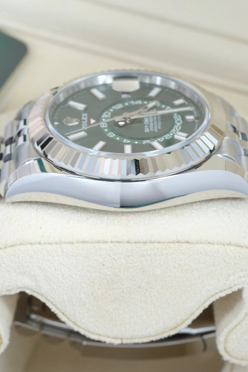 Купить элитные часы Rolex Oyster Perpetual Sky-Dweller Olive Green 336934: в наличии в Москве!