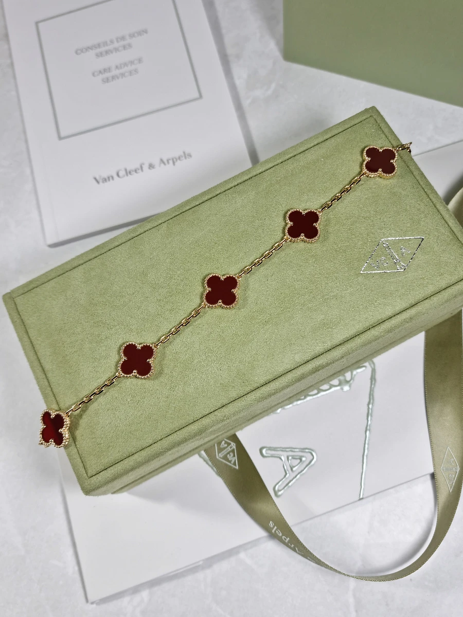 Купить украшение Van Cleef &amp; Arpels Vintage Alhambra bracelet, 5 motifs VCARD35500 VCARD35500: в наличии в Москве!