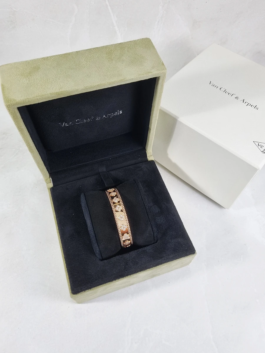 Купить украшение Van Cleef &amp; Arpels Браслет Perlée Clovers, medium model VCARN5B200: в наличии в Москве!