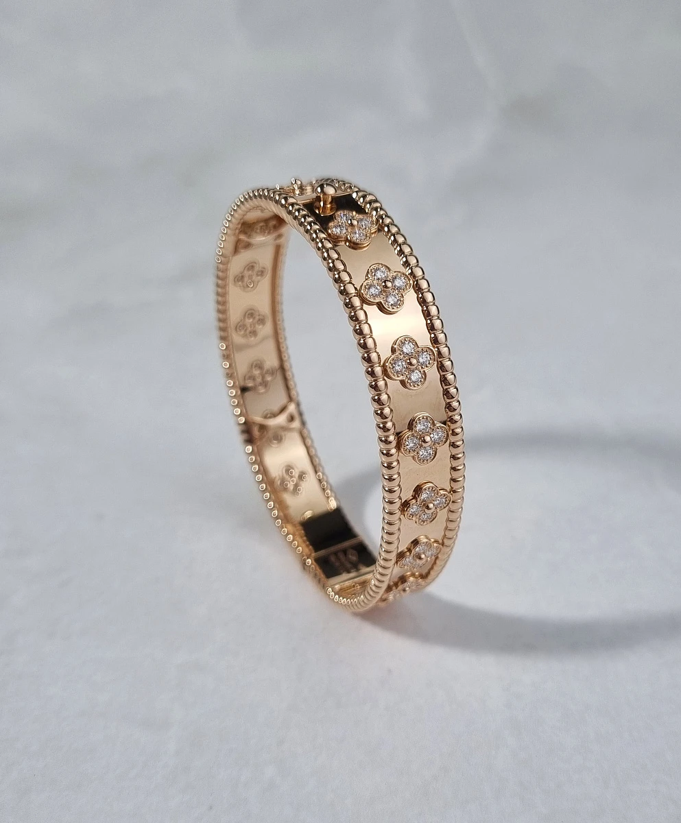 Купить украшение Van Cleef &amp; Arpels Браслет Perlée Clovers, medium model VCARN5B200: в наличии в Москве!