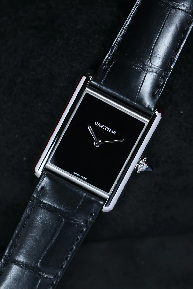 Купить элитные часы Cartier Tank Must De Cartier Black Large WSTA0108: в наличии в Москве!